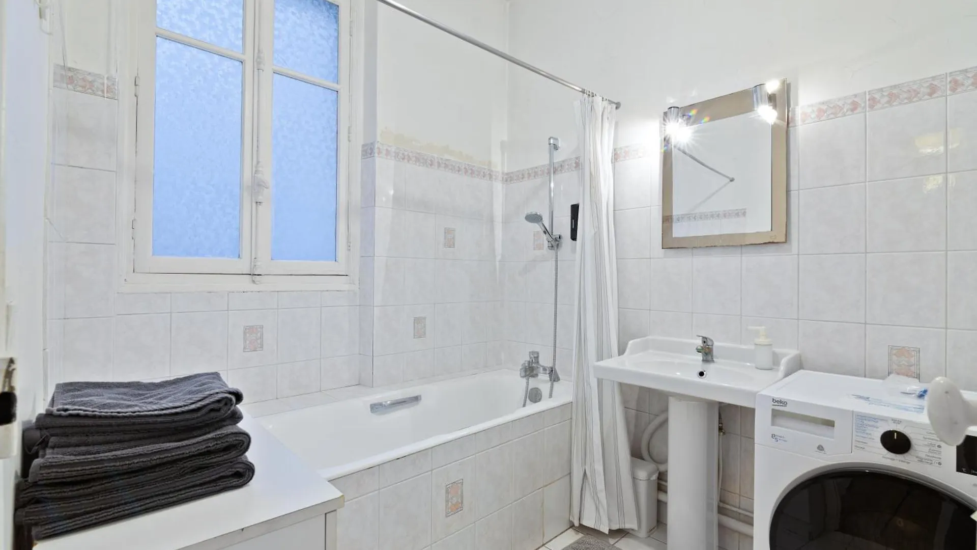 Superb Apartment Quartier Pantheon 4 Free Netflix パリ